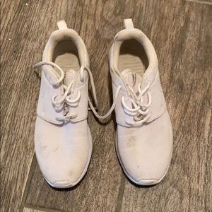 Nike women roshe run size 8